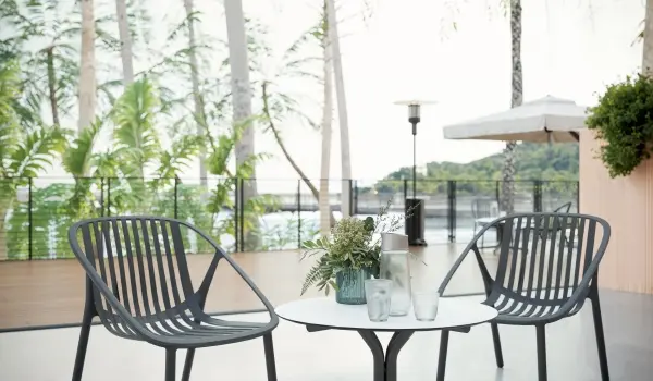 Mesa Bini Lounge