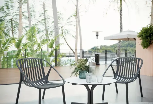 Mesa Bini Lounge